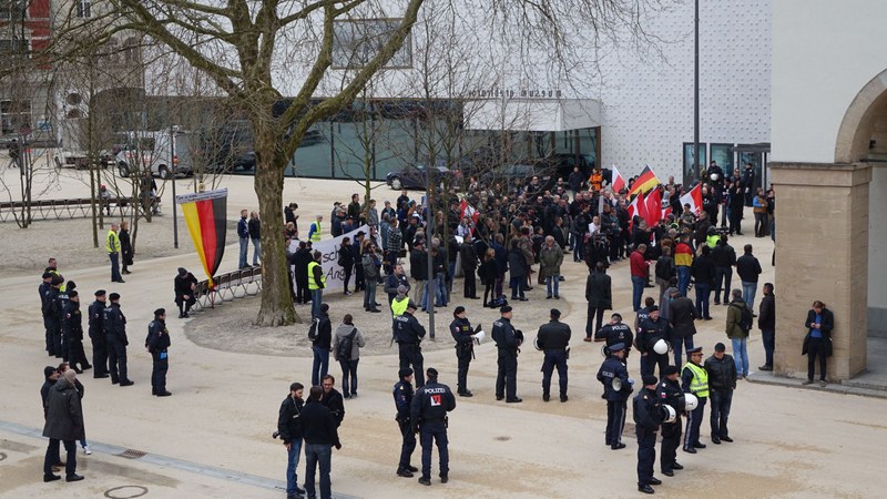 Ein versprengtes Häuflein von Pegida-DemonstrantInnen hörte sich am Kornmarktplatz die islamophoben Reden an. © Robert Fabach