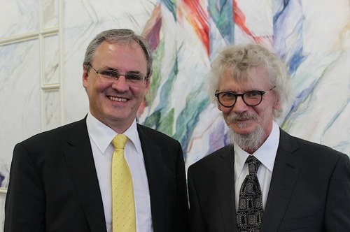 Ingo Springenschmid (rechts) und der damalige Kulturlandesrat Harald Sonderegger 2013 bei der Überreichung des Vorarlberger Kunstpreises
