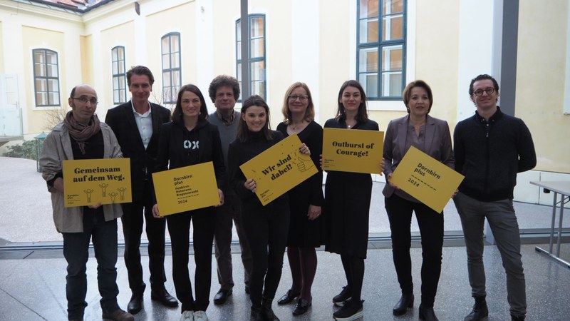 Am 30.1. präsentierte das Team aus Vorarlberg die Bewerbung für den Titel „Kulturhauptstadt Europas 2024“. Das Präsentationsteam v.l.n.r.: Andreas Paragioudakis Fink (Musikpädagoge), Jürgen Weishäupl (Projekt- und Kulturmanager), Verena Konrad (Direktorin Vorarlberger Architektur Institut), Hanno Loewy (Direktor Jüdisches Museum Hohenems), Lisa-Maria Alge (Bewerbungsteam Dornbirn plus), Brigitte Herrmann (Geschäftsführerin netzwerkTanz), Bettina Steindl (Bewerbungsteam Dornbirn plus), Andrea Kaufmann (Bürgermeisterin Dornbirn), Emanuel Moosbrugger (Hotelier); © Theresa Bubik