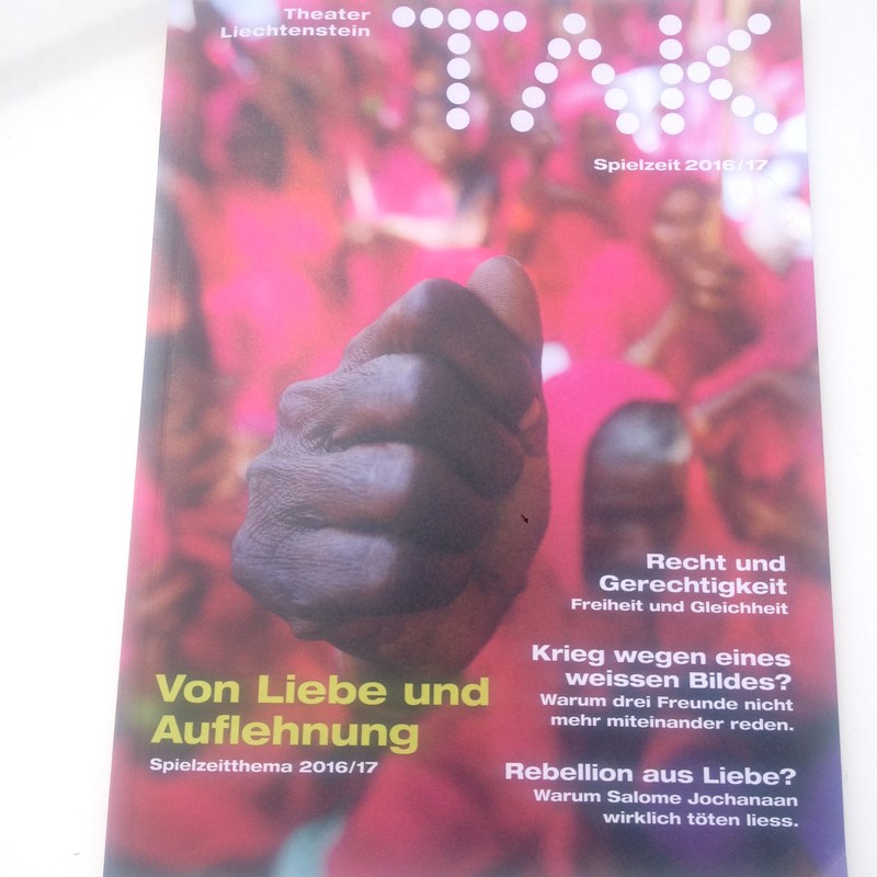 Das Titelbild des neuen TAK-Programms zeigt die Hand der Inderin Sampatpal Devi, Gründerin der Frauen-Organisation Gulabi Gang, die schon mal mit Schlagstöcken auf Männer losgeht