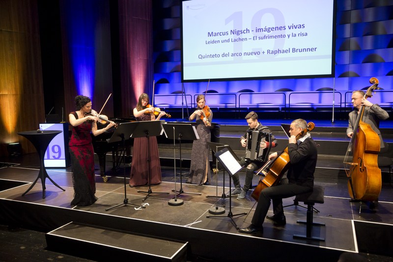 Dem Medienempfang des Jahres 2019 verliehen das Quinteto del Arco Nuevo mit Monica Tarcsay und Gyöngyi Ellensohn (Violine), Karoline Pilz-Kurzemann (Viola), Stefan Susana (Violoncello), Bernd Konzett (Kontrabass) und der Akkordeonist Raphael Brunner auf der Hauptbühne des Bregenzer Festspielhauses eine poesievolle Note. Sie spielten drei Sätze aus den "Imágenes vivas" des Feldkircher Komponisten Marcus Nigsch. (Fotos: Dietmar Mathis)