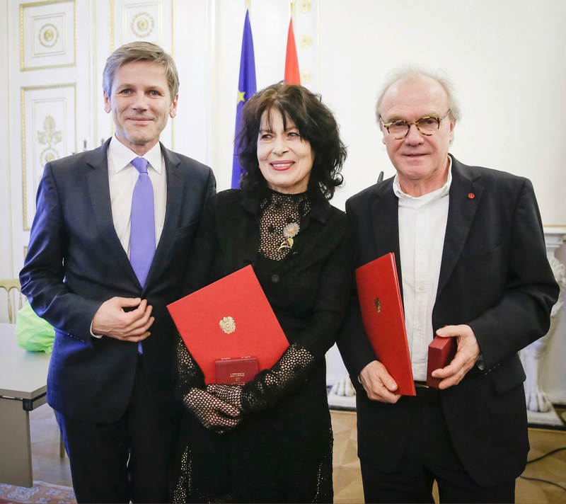 Am 8. März 2016 überreichte Kunst- und Kulturminister Josef Ostermayer (l.) im Bundeskanzleramt dem Schriftstellerehepaar Monika Helfer und Michael Köhlmeier das Österreichische Ehrenkreuz für Wissenschaft und Kunst I. Klasse. (© BKA/Andy Wenzel)