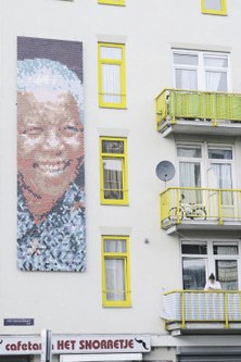 Ein Pixel-Portrait von Nelson Mandela aus Wälder Schindeln im „Transvaal Viertel“ in Amsterdam