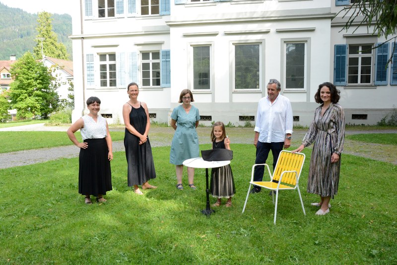 Annelie Keller zieht die Lose unter Aufsicht des ehemaligen Landesgerichtspräsidenten Heinz Bildstein. Von li nach re: Manuela Mylonas, Nina Fritsch, Barbara Herold, Annelie Keller, Heinz Bildstein, Maria Simma (© locart)