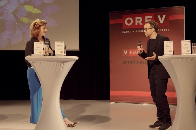 ORF-Kulturkoordinatorin Jasmin Ölz-Barnay und Frederik Bäumler (Arche Noah – Sammlung Kunst & Natur) im Gespräch © Anna Smirnova