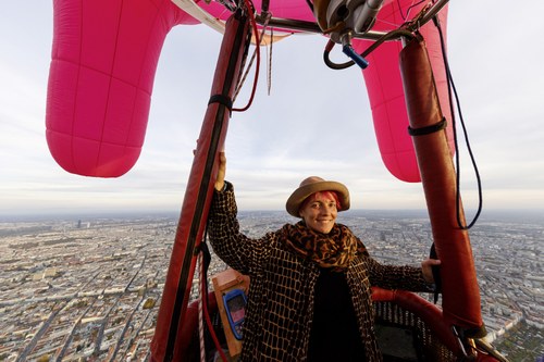 Barbara Anna Husar in ihrem Ballon über den Dächern Wiens (© Regina Hügli)