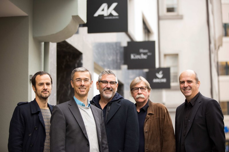 Martin Platzgummer (Sägenvier), Andreas Lampert (Arbeiterkammer Vorarlberg), Sigi Ramoser (Sägenvier), Architekt Christian Lenz und Gerold Hinteregger von der Katholischen Kirche Vorarlberg (v.l.).
