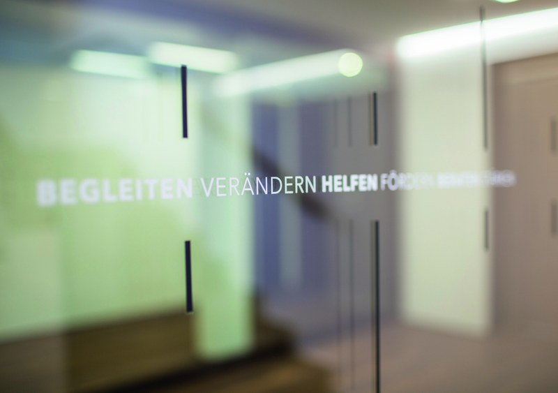 Die Signaletik in der Rathausstraße 25 wurde mit einem German Design Award ausgezeichnet.