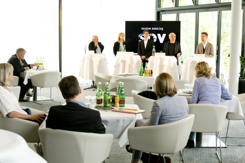 Geschäftsführer Sebastian Hazod, Chefdirigent Leo McFall, Präsident Manfred Schnetzer und Wolfgang Burtscher (SOV-Präsident und Moderator der Pressekonferenz) © Mathis Fotografie