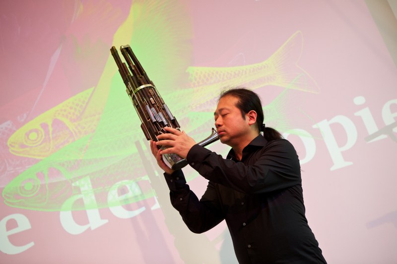 In seiner Musik übersteigt Wu Wei aus Shanghai die lineare Fassbarkeit der Sprache. Mit den 30 Bambuspfeifen seiner Sheng ist bei allen Auftritten ein chinesisches Miniorchester anwesend. (Alle Fotos: Claudia Henzler)