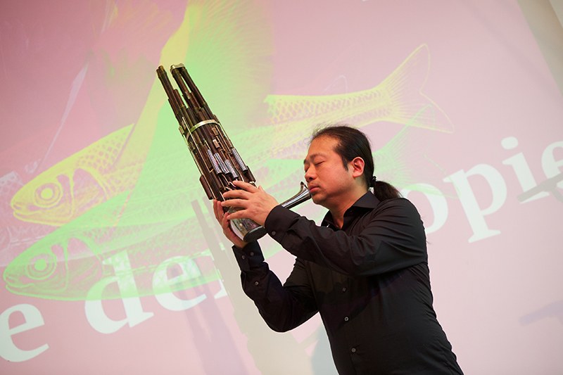 Die Musik von Wu Wai gehört jeden Abend dazu. Sein Instrument ist die Sheng.