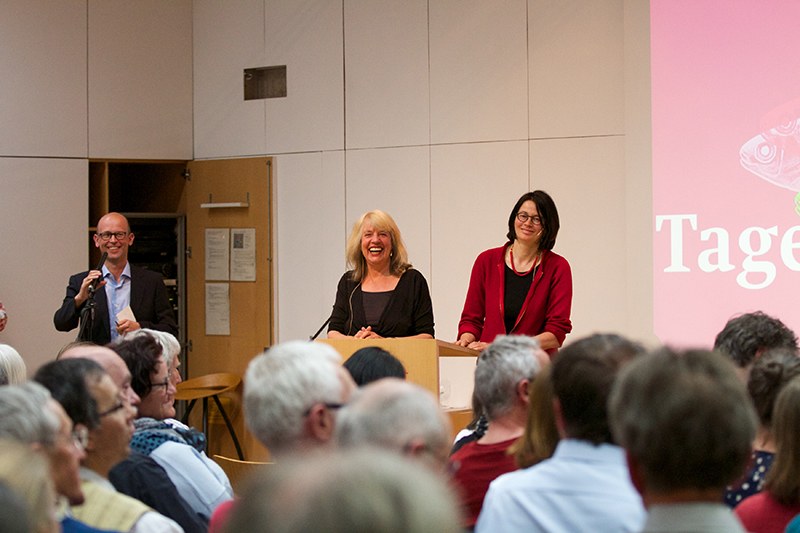 Der Eröffnungsabend skizzierte einen „Aktionsplan zur Förderung des guten Lebens“. Die beiden Referentinnen, Ute Scheub (l.) und Annette Jensen (r.), sind beide aus Berlin angereist.