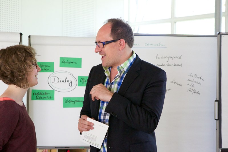Niels Pfläging zeigt auf, welche Änderungen sich bei Einzelnen wie auch ganzen Unternehmen einstellen, wenn Freiheit, Verantwortung und Gemeinsamkeit praktiziert werden.