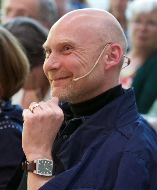 Rammler erfindet in seinem Buch eine Kunstfigur, eine künstlich angelegte Person, Peter Fischer. Ihn lässt er, transponiert in eine Zukunft in 2044/45, verschiedene Reisen in allerlei möglichen Variationen von Mobilität unternehmen. Den Leser nimmt der Autor, wie auf eine Lustreise mit.