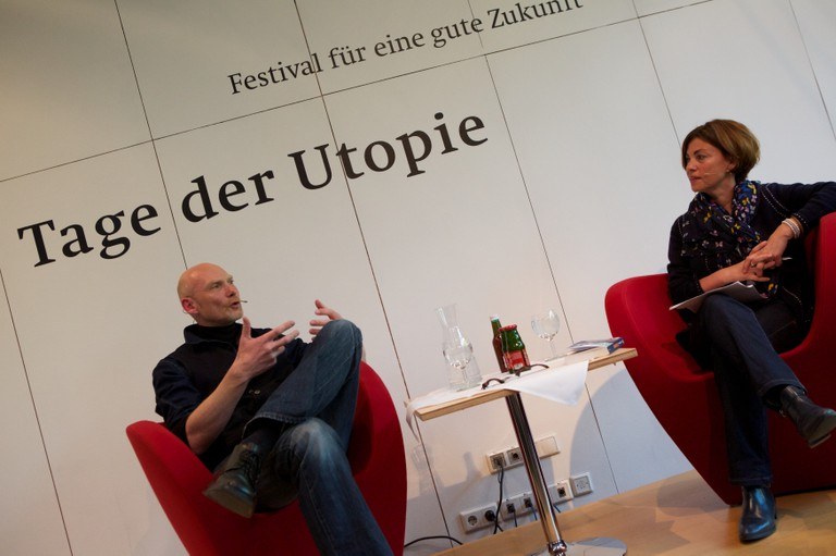 Mit der Frage, ob man Zukunft erforschen könne, setzt Renata Schmidtkunz die Segel für den Törn des Abends. Stephan Rammler sieht sich als Zukunftsanalytiker einer Zukunft, die man maximal in Szenarien entwickeln kann, die auf soziologischen, ökonomischen und gesellschaftlich-politischen Daten basieren. ( alle Fotos © Claudia Henzler)