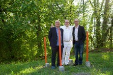 Der Künstler Peter Kees besetzt einen Quadratmeter Boden, markiert diesen und erklärt ihn zu arkadischem Hoheitsgebiet. Ein Quadratmeter Arkadien ist ein Quadratmeter Freiheit, ein Quadratmeter Zufluchtsort, ein Quadratmeter Glück. Der Künstler mit den ersten Besuchern, Josef Kittinger und Hans-Joachim Gögl