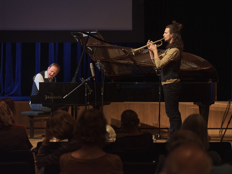 Christoph Reuter und Juri de Marco, die mit Antonín Dvořáks Sinfonie „Aus der Neuen Welt“ … „spielen“ (alle Fotos © Lucas Breuer)