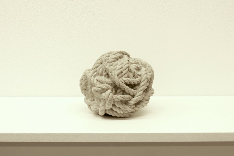 Andreas Heller: Seilknäuel, in Beton gegossen, 2015