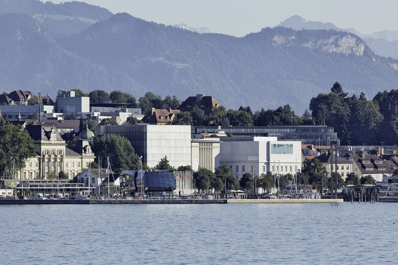 KUB, Landestheater und vorarlberg museum bleiben wegen der Demonstrationen am 22.3.2015 geschlossen: "Geschlossen gegen Pegida - wir demonstrieren für Weltoffenheit" (Foto © Adolf Bereuter für cukrowicz nachbaur architekten)