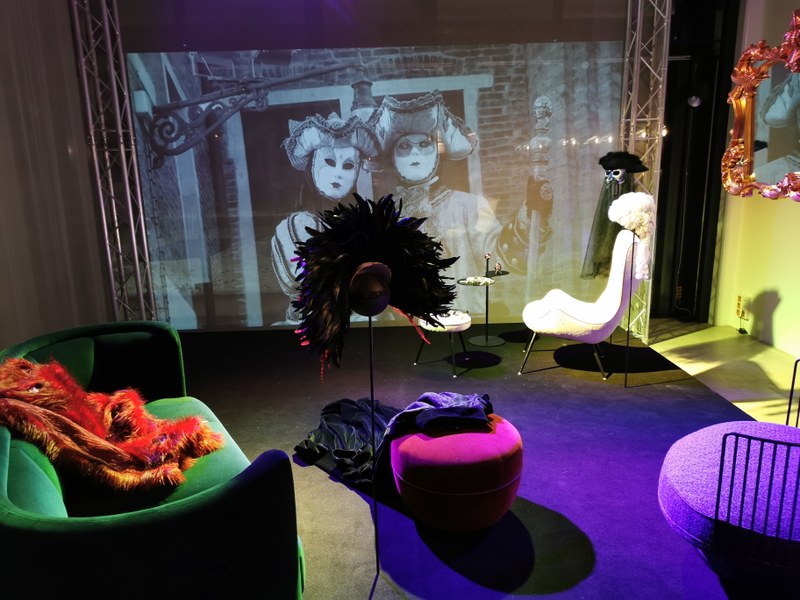 Das Möbelhaus höttges spendet einen Teil seines Verkaufserlöses und präsentiert die aufwendige Inszenierung "So ein Theater" im Showroom in Dornbirn. (© höttges)