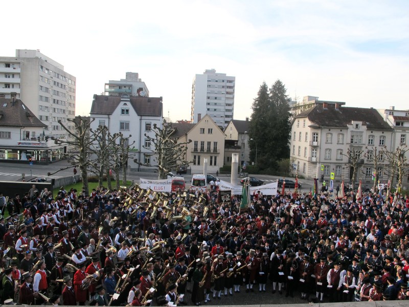 Rund eintausend Musiker aus dem ganzen Land ließen am Mittwoch vor dem Landhaus als riesiges Blasorchester eine Klangwolke aus Märschen entstehen.