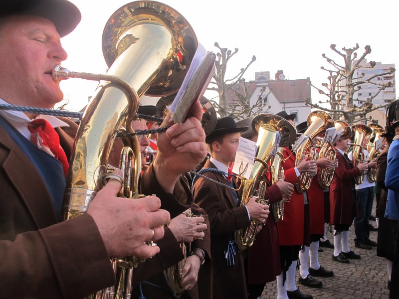 Die Reihen dicht geschlossen, nicht nur im Tenorhorn-Register, wenn es um das gemeinsame Anliegen der Erhaltung der Militärmusik in bisheriger Stärke geht.