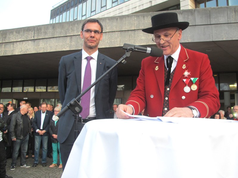 Wolfram Baldauf, der engagierte Vorkämpfer gegen die verfügte Dezimierung der Militärmusik, überreicht LH Wallner eine Petition mit den entsprechenden Forderungen.