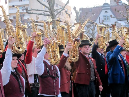 Der traditionelle „Musikantengruß“ mit dem Hochheben der Instrumente wird hier zum eindrücklichen Protest gegen die Maßnahmen von Verteidigungsminister Klug.