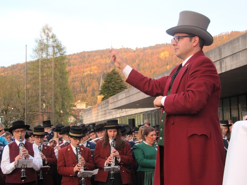 Ein ungewohntes Bild gibt Militärkapellmeister Wolfram Öller in der alten Bregenzer Tracht ab. Eine Teilnahme in Uniform wäre ein disziplinäres Vergehen gewesen.
