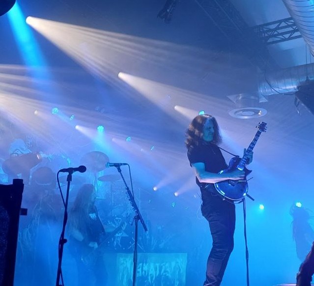 Alex Skolnick, der Gitarrist der Band Testament beschäftigte sich in den 90er Jahren für einige Zeit ausschließlich mit Jazz, bevor er später zur Band zurückkehrte.