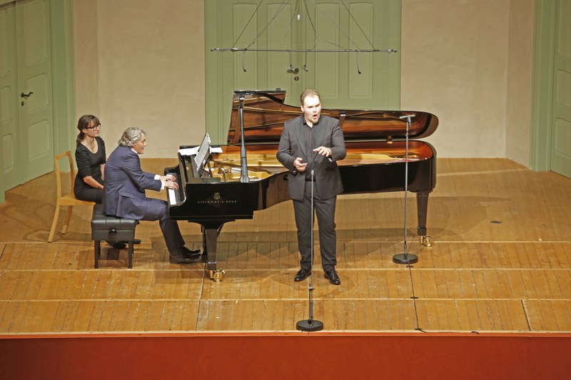 Der Bassbariton Alexander Grassauer und Gerold Huber am Klavier nahmen die Zuhörenden mit Liedern von Schubert, Brahms und Vaughan Williams mit auf eine spannende musikalische (Seelen-)Reise. (Foto: Schubertiade Hohenems)