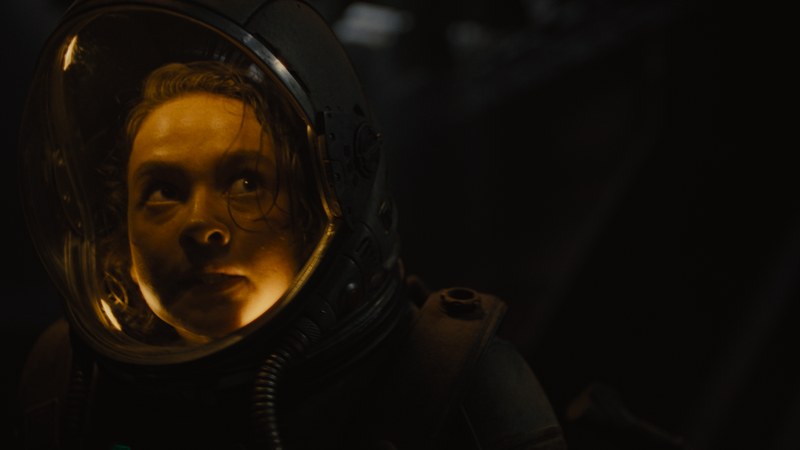 Sieht etwas, was wir nicht sehen: Cailee Spaeny in „Alien: Romulus“. (Foto: 20th Century Studios)