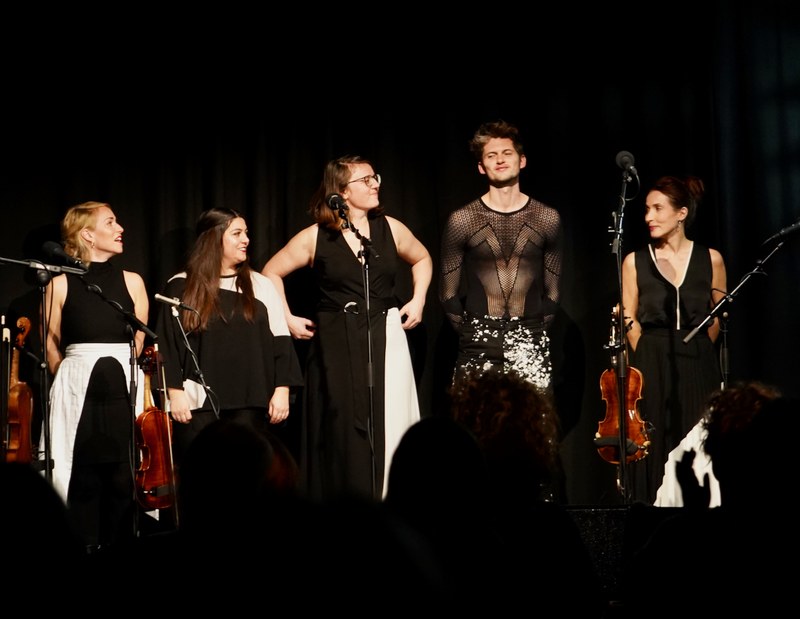Mit dem Konzert in der Harder Kammgarn verabschiedeten sich Julia Lacherstorfer, Evelyn Mair, Matteo Haitzmann (Geige) Johanna Dumfart (Diatonische Harmonika) und Marlene Lacherstorfer (Kontrabass) in eine eineinhalbjährige Schaffenspause. 
