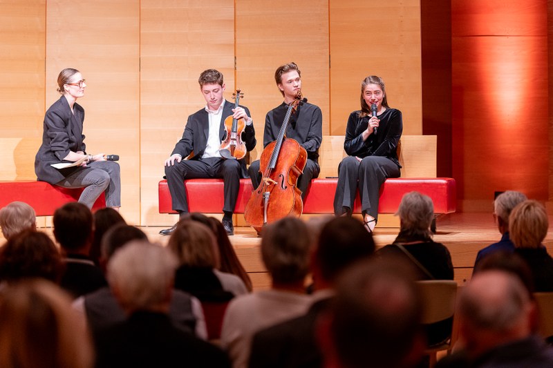 Jessica von Wrede von der Stretton Society mit ihren drei Schützlingen Michael Shaham, Arne Zeller und Noga Shaham. (Foto: Gabi Metzler)