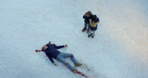 Samuel (Samuel Theis) wird nach einem Sturz aus dem Fenster tot im Schnee gefunden. War es Mord? (Foto: Les Films Pelleas)  