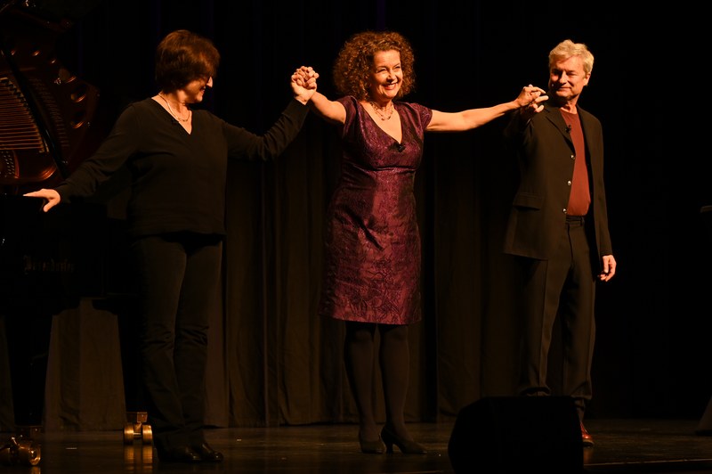 Applaus für Arabella Cortesi, Angelika Kirchschlager und Alfred Dorfer (Foto: Lilli Löbl)
