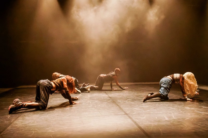 ... hinein in dieses faszinierende Stück zum Thema Transformation. Ein großes Repertoire an Bewegungsformen, von tastendem Suchen ... (Foto: Stefan Hauer)