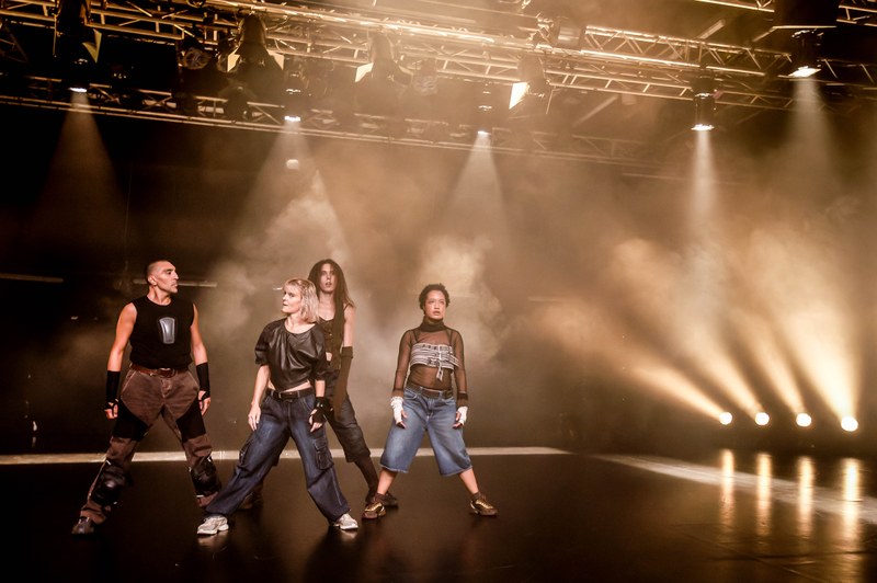 ... bis zu selbstbewusstem Posing symbolisiert den Widerstand gegen gesellschaftliche Unterdrückungsmechanismen und die angestrebte Selbstbestimmung und Identitätsfindung. (Foto: Stefan Hauer)