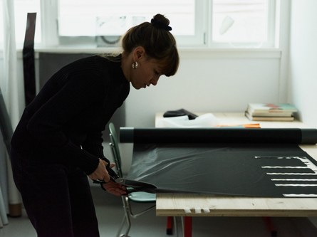 Künstlerin Selina Reiterer in ihrem Bregenzer Atelier