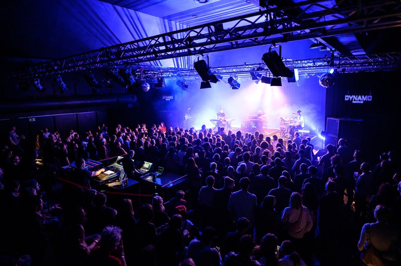 Die Atmosphäre beim Dynamo Festival, hier beim Samstags-Headliner SOHN (Foto: Matthias Rhomberg)
