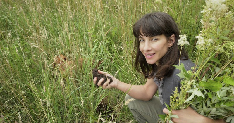 Der Freigeist: Die Landwirtin Maria Giménez pflanzt Gemüse und freut sich über frischen Humus aus Brandenburg. (Foto: Imagine Film)