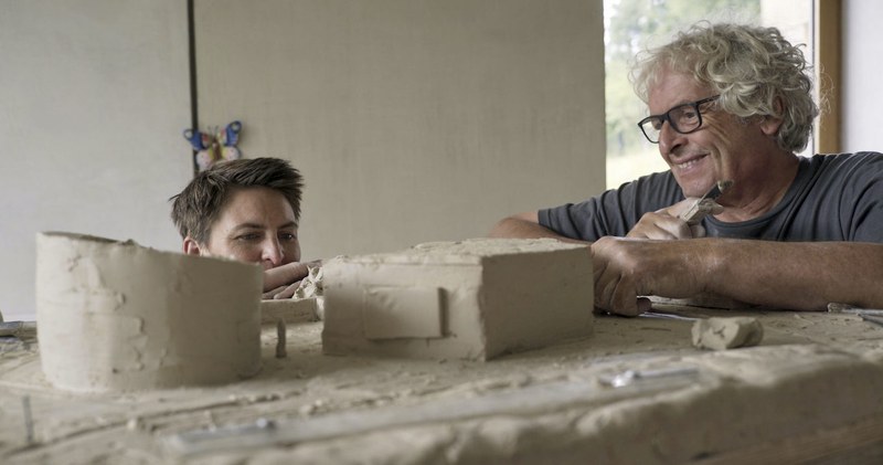 Die Nachhaltigen: Der Vorarlberger Lehmbauexperte Martin Rauch und die Architektin Anna Heringer entwickeln moderne Stampflehmbauten. (Foto: Imagine Film)