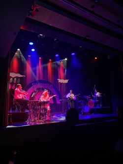 Auch das Lichtdesign war perfekt beim Konzert von Evelinn Trouble im TAK.