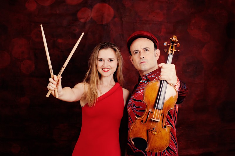 Lucy Landymore und Aleksey Igudesman sind mit „Chill & Thrill“ beim Familienkonzert in Vaduz zu erleben. (Foto: Julia Wesely)