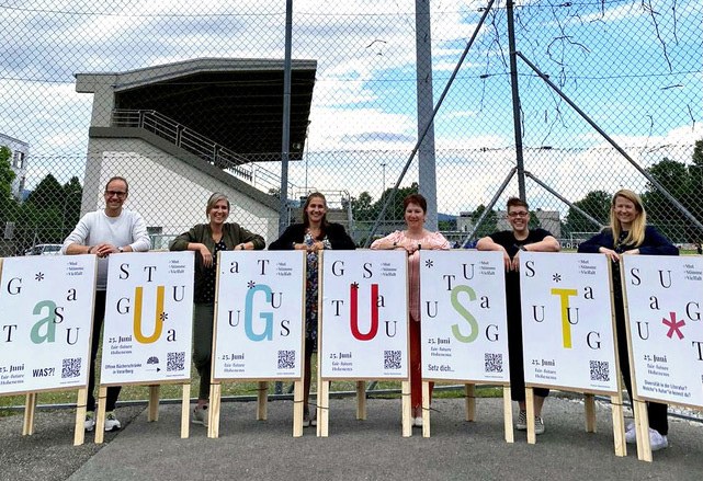 Die Preisverleihung des ersten aUGUST*: Bürgermeister. Dieter Egger, Kulturabteilungsleiterin Elisa Ro-segger, Grafikdesignerin Magdalena Drexel, Kulturstadträtin Erika Kawasser, Projektleiterin Sophie Gruber und Geschäftsführerin des Literaturhauses Vorarlberg, Frauke Kühn (v.l.n.r.)