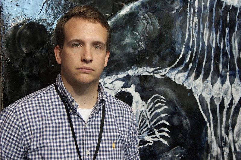 Galerist Maximilian Hutz vor dem Paul-Renner-Bild "Mondfisch"