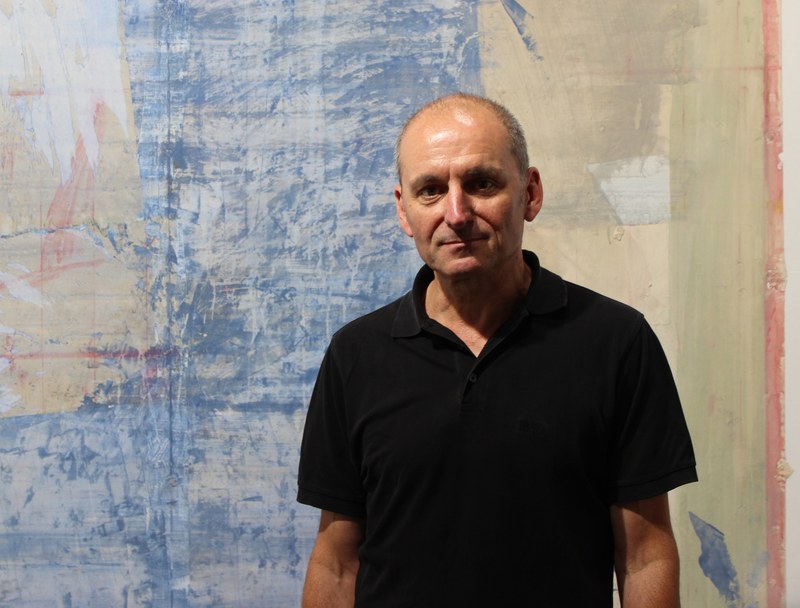 "Featured Artist" Christoph Luger vor seiner Arbeit "o.T.", 2013, Leimfarbe auf Papier (alle Fotos: Karlheinz Pichler)
