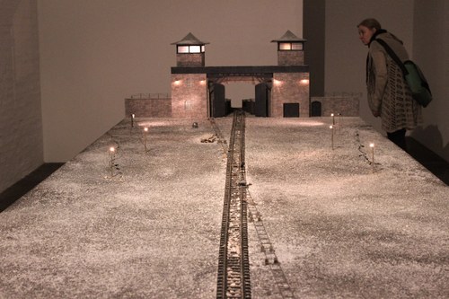 Dani Gal: "Modell für ein Filmset vom Konzentrationslager Mauthausen nach der Erinnerung von Herrn Kruck", 2013