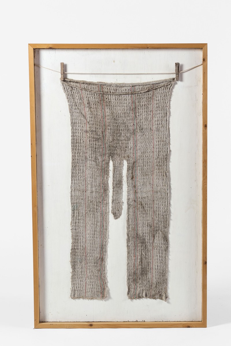 Tomi Ungerer: Irish Underwear. 2011 (Fundstücke, Holz). The Tomi Ungerer Collection Ireland (Copyright Diogenes Verlag/ Tomi Ungerer)