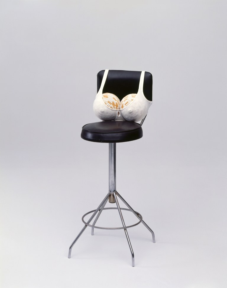 Sarah Lucas: "Idealized Smoker’s Chest # 4", 2000, - Stuhl, BH, Fußbälle, Zigaretten, 74 x 50 x 50 cm (© Sarah Lucas)